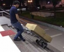 Vận chuyển hàng hóa lên xuống cầu thang đơn giản với xe đẩy hàng