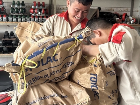 Nét đẹp lao động của nhân viên giao hàng DHA CASTER